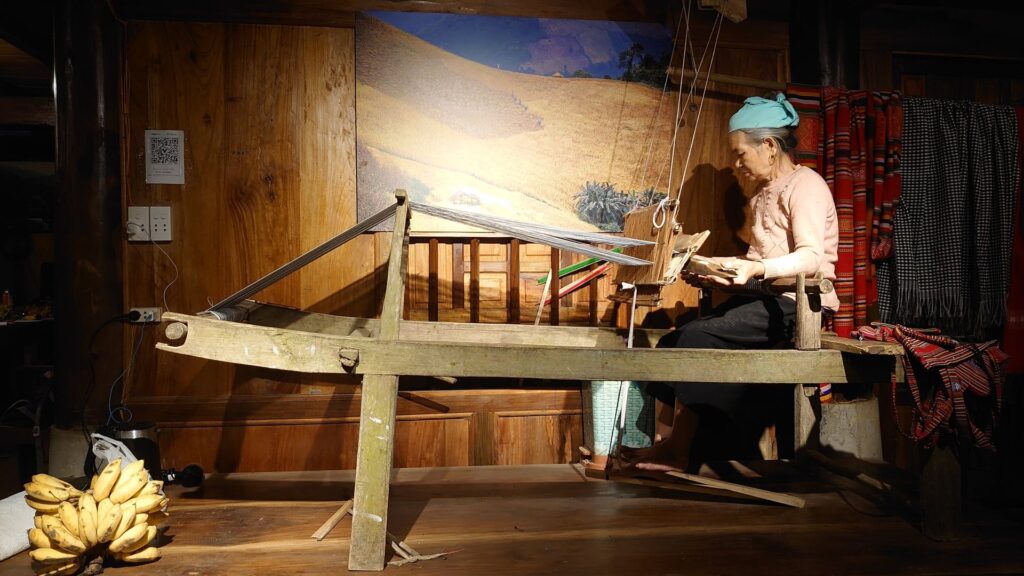 Le tissage du brocart à Dien Bien