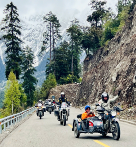 Đoàn mô tô MotoTours Asia trên quốc lộ G318, Nguyễn Anh Tuấn dẫn đoàn bằng sidecar CJ750