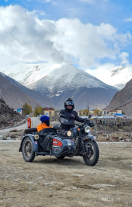 Nguyễn Anh Tuấn lái sidecar Trường Giang CJ750 trước dãy núi tuyết trên cao nguyên Tây Tạng