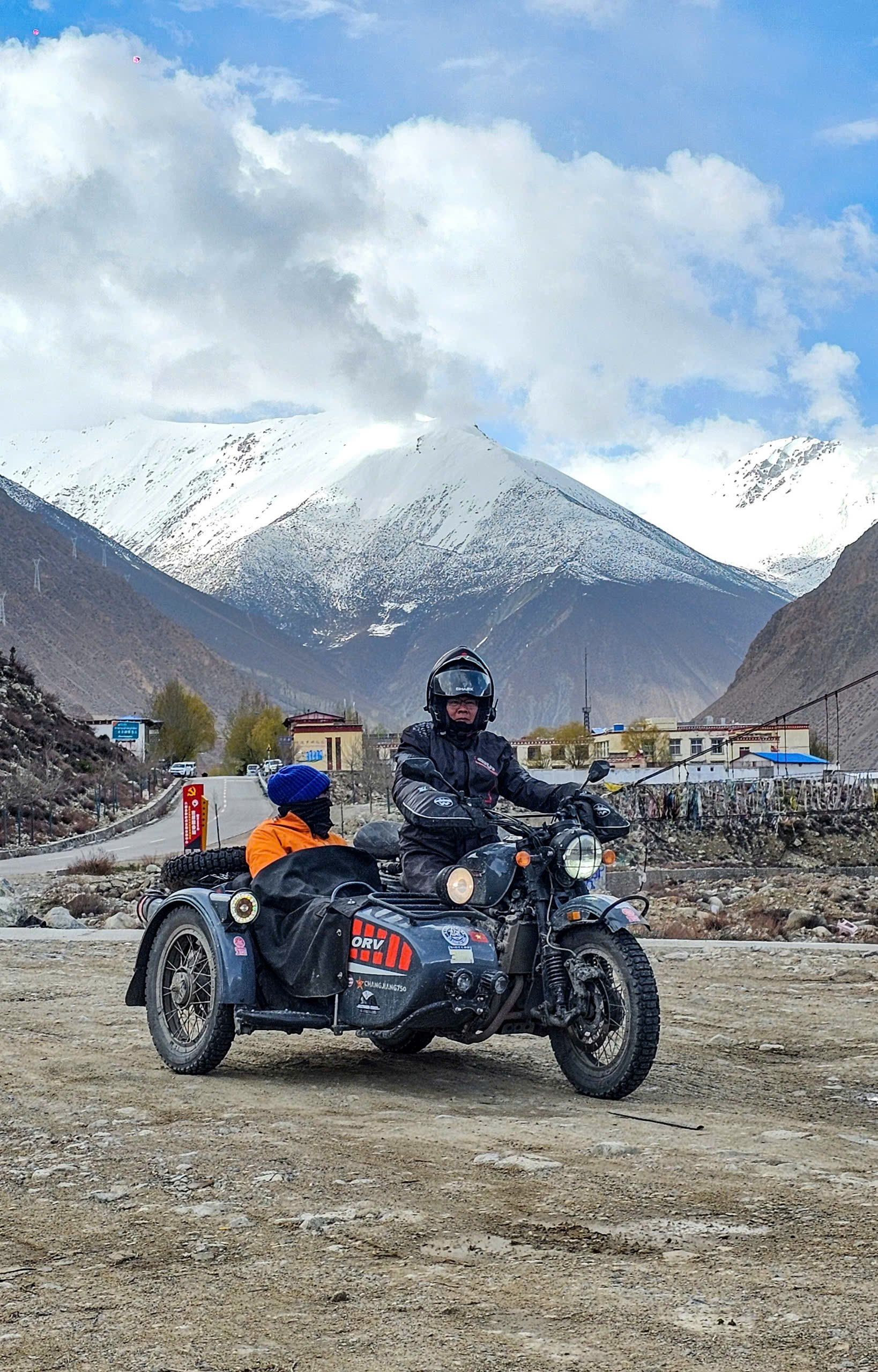 Nguyễn Anh Tuấn lái sidecar Trường Giang CJ750 trước dãy núi tuyết trên cao nguyên Tây Tạng